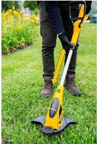Homem cuidando do jardim de forma moderna